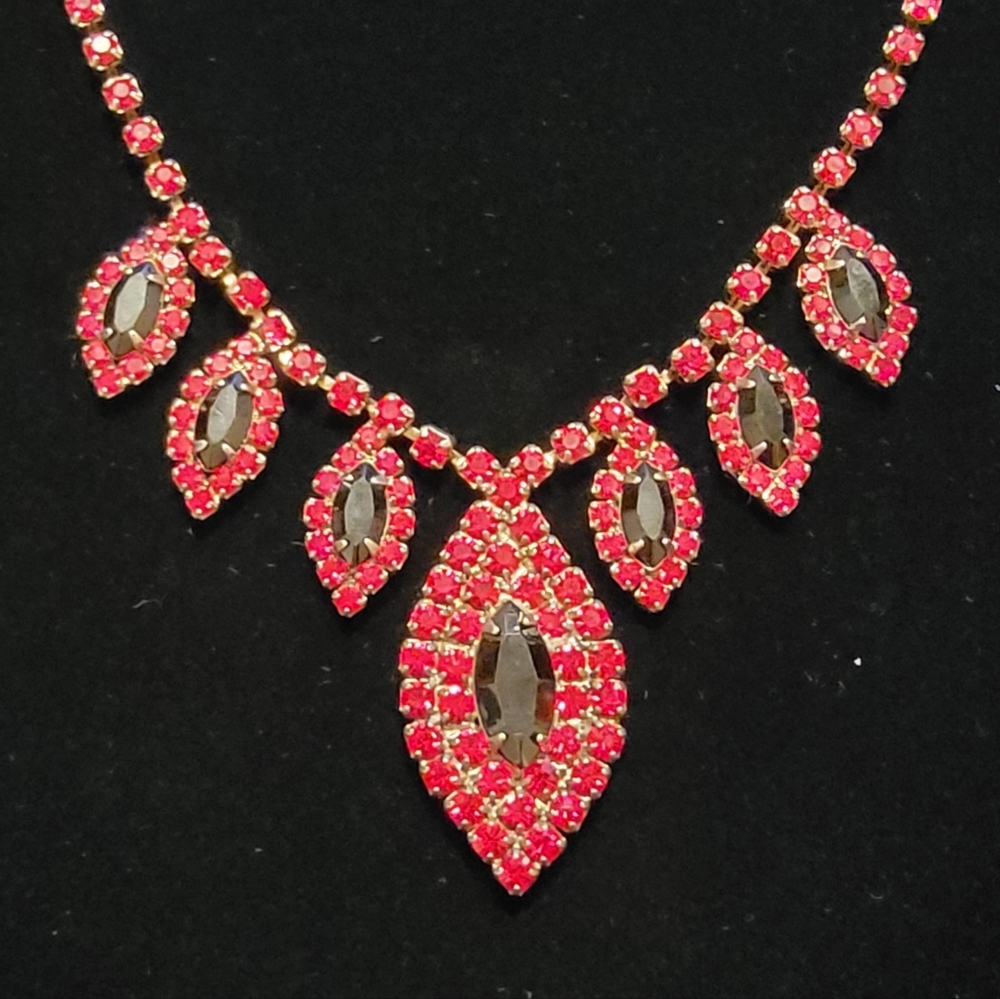 Vintage Red & Black Rhinestone necklacke.